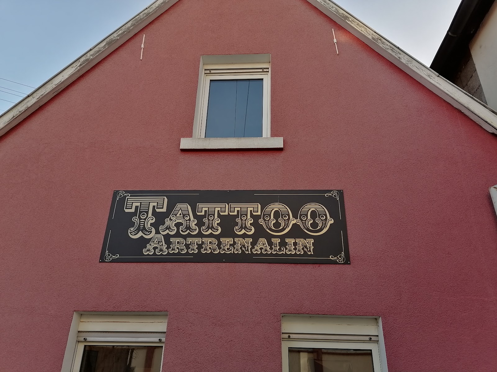 Fassade des privaten Tattoo-Ateliers in Zeiskam mit Studioschild